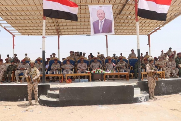 المهرة.. وزير الدفاع يتفقد محور الغيضة ويشيد بدورهم في مكافحة التهريب