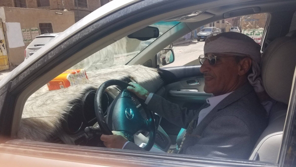 بعد فراق 30 سنة.. يمني يهدي معلمه سيارة 