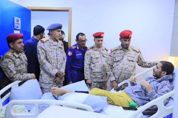 بن عزيز يؤكد حرص وزارته على تقديم الرعاية الصحية لجرحى الجيش