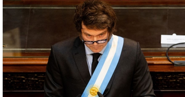 رئيس الأرجنتين يحذر البرلمان: سأحكم 