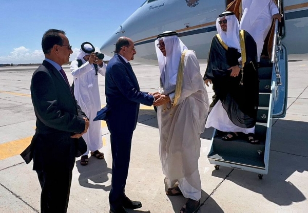 عبداللطيف الزياني وزير خارجية البحرين يصل عدن في زيارة رسمية