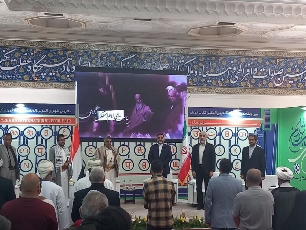 إيران تحتفي بالحوثيين في طهران وقيادي حوثي يطالبها باتفاقيات ويؤكد أن العلاقة مشرقة معها