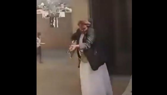 عمران.. مدير مدرسة يطلق النار على الطلاب المتخلفين عن الرسوم (فيديو)