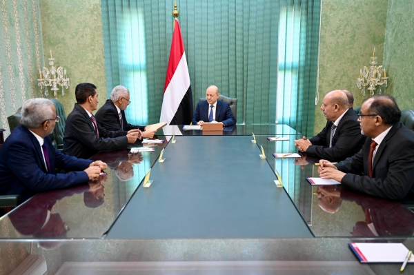 بعد 3 سنوات من تشكيله.. العليمي يتسلم مسودة القواعد المنظمة لأعمال المجلس الرئاسي