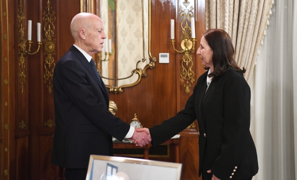 الرئيس التونسي يكلف سارة الزعفراني برئاسة الحكومة