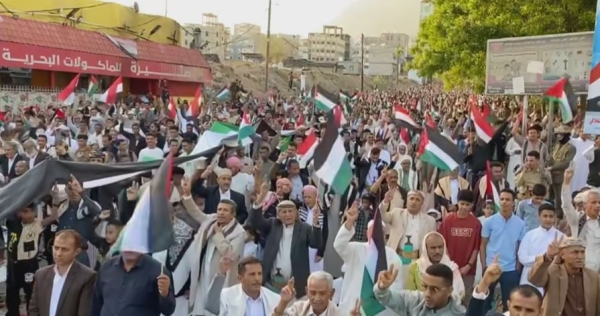 تعز.. الآلاف يتظاهرون ضد الإبادة الإسرائيلية بغزة عقب صلاة عيد الفطر