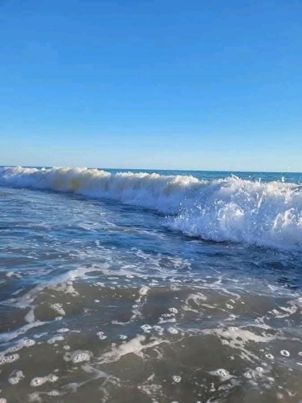 استمرار ارتفاع منسوب المياه والمد البحري في سواحل الحديدة