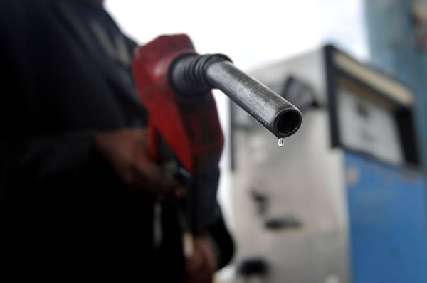 في ظل استمرار ضخه للأسواق.. الحوثيون يعترفون بإدخال وقود 