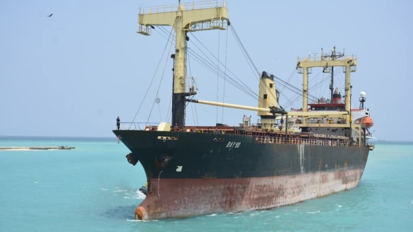 منذ 14 عاما.. ميناء المخا يستقبل أول سفينة تجارية محملة بمواد غذائية