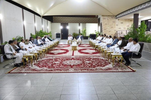 العليمي لقيادة الأحزاب: المرحلة تقتضي توحيد الصفوف وتعزيز الشراكة لإستعادة الدولة