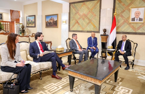 الحكومة تبرر تواجد رئيسها خارج اليمن للبحث عن دعم وتعد بعودة مع انفراجه