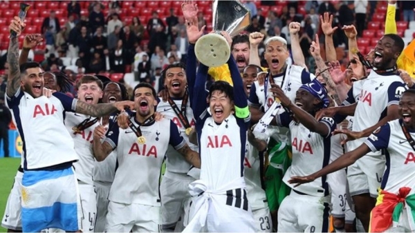 توتنهام يطيح بـ