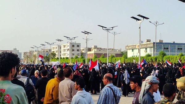 هددن بالتصعيد.. نساء عدن يحملن التحالف والشرعية والانتقالي مسؤولية إنهيار الخدمات والعملة