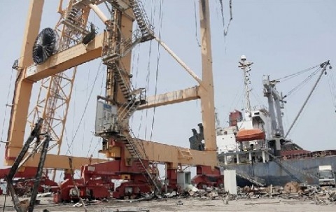 الحوثيون: 1.4 مليار دولار خسائر موانئ الحديدة جراء الغارات الأمريكية والإسرائيلية