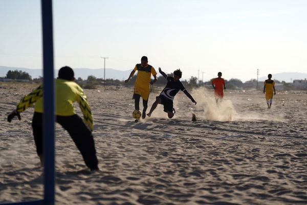 ملعب الأحلام.. كرة القدم تبث الحياة في مخيمات النازحين باليمن