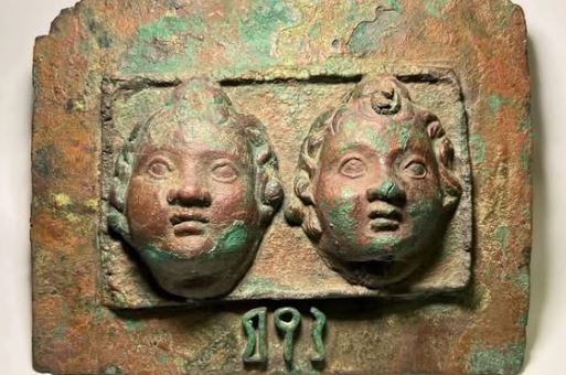 قطع من آثار اليمن تباع بمزاد في 