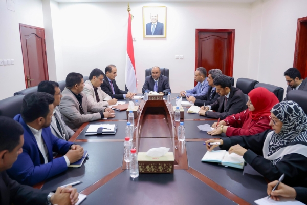 بن بريك يوجه برفع مستوى التنسيق القطاعي لمكافحة الأوبئة والحميات