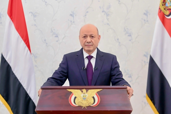 العليمي: الدولة ملتزمة بتوفير الخدمات والمرتبات وتحسين الأوضاع المعيشية