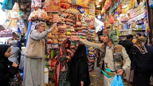 أسواق اليمن في وجه العاصفة.. تدهور سريع للريال واضطراب سلاسل الإمداد