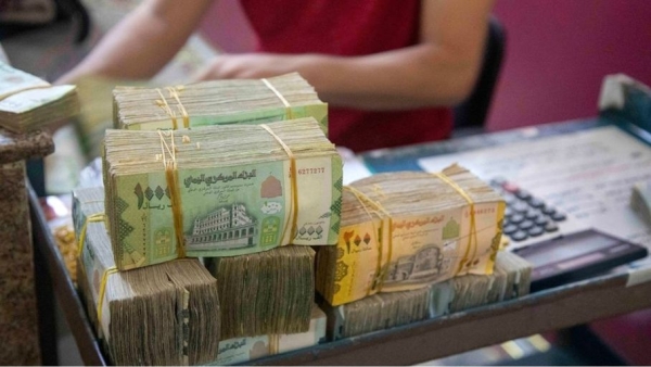 في ظل عجز حكومي.. الريال اليمني يلامس حاجز الـ 700 أمام الريال السعودي 