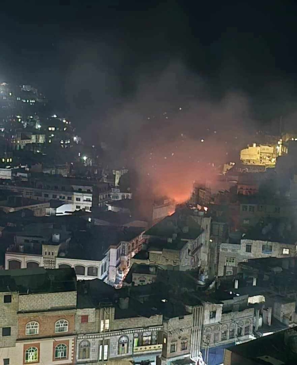 جراء ماس كهربائي.. حريق يلتهم مركزا تجاريا في إب