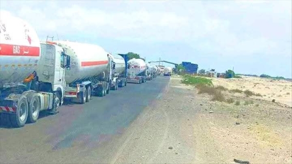 بسبب جبايات مليشيا الانتقالي.. توقف عشرات الشاحنات المحملة بالغاز في أبين