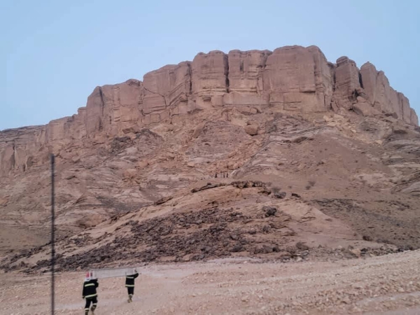 3 شبان عالقون في أحد جبال شبوة واستغاثة مجتمعية لإنقاذهم
