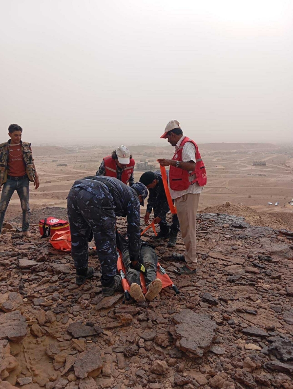 إنقاذ ثلاثة شبان بعد أن عَلِقوا في أحد جبال شبوة (فيديو)