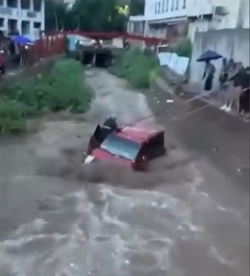 إب.. إنقاذ مواطن من موت محقق بعد أن جرفته سيول الأمطار