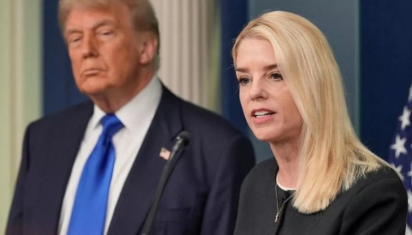 ترامب يهدد بمقاضاة 