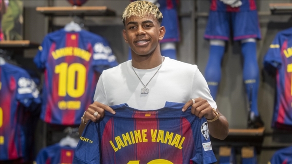 لامين يامال أفضل لاعب في العالم في استفتاء صحيفة 