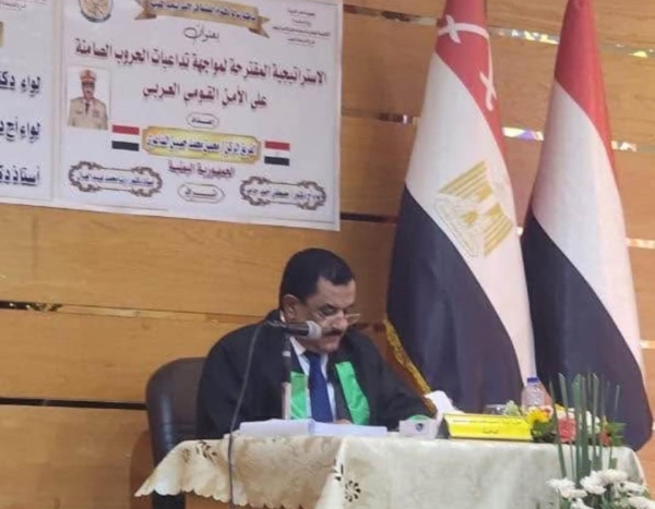 بين السخرية والتندر.. جدل في اليمن بعد نيل وزير الدفاع درجة الدكتوراة في 