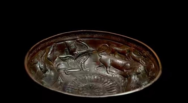 خبير آثار يكشف عن وعاء برونزي يمني نادر في مزاد عالمي