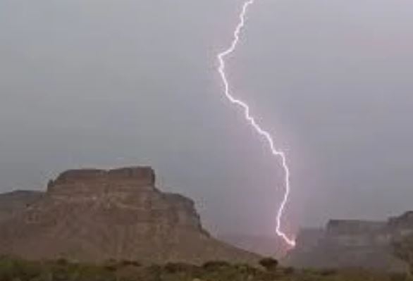 بصواعق رعدية.. وفاة وإصابة عشرة أشخاص في الحديدة