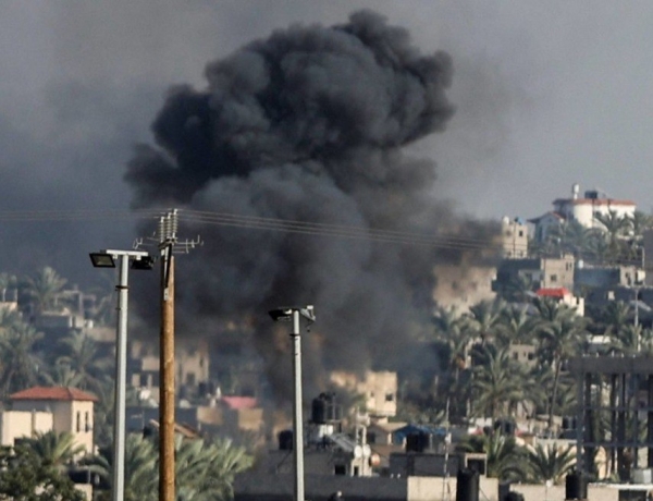 الاحتلال الإسرائيلي يشن غارات مكثفة على غزة تزامنا مع توسيع هجومه البري