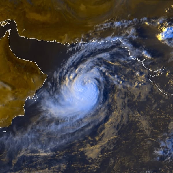 الأرصاد اليمني يتوقع أمطار رعدية واضطراب البحر نتيجة العاصفة المدارية 