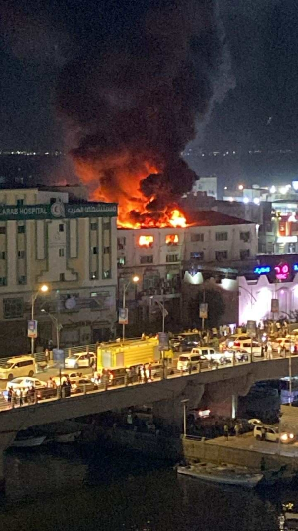 المكلا.. حريق هائل في مستشفى العرب يلتهم أجزاء واسعة من كبنى كلية الأسنان