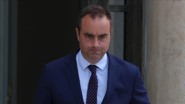 رئيس الوزراء الفرنسي لوكورنو يستقيل بعد يوم من تشكيل الحكومة