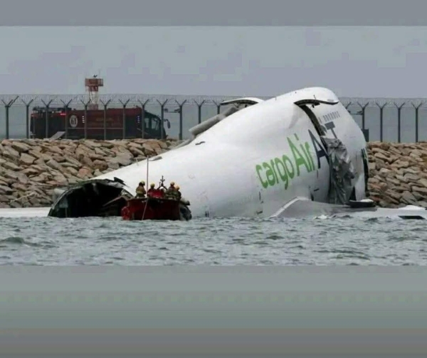 مصرع شخصين بحادث اصطدام طائرة شحن بمركبة أرضية وانحرافها عن مدرج في هونغ كونغ هونغ
