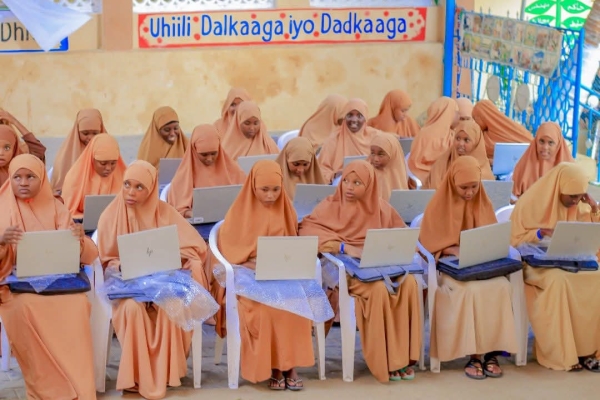 مؤسسة توكل كرمان تقدم 50 جهاز حاسوب لمدرسة أيتام في الصومال
