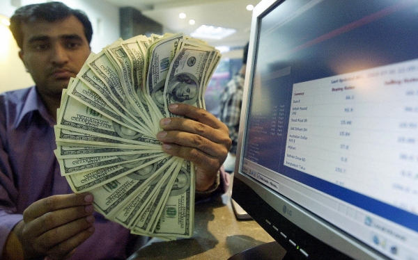 تحرير الدولار الجمركي.. بين الإصلاحات الاقتصادية وآثارها على الأسعار (تقرير)