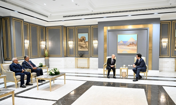 العليمي ينهي زيارة الى القاهرة بعد مشاركته في افتتاح المتحف المصري الكبير