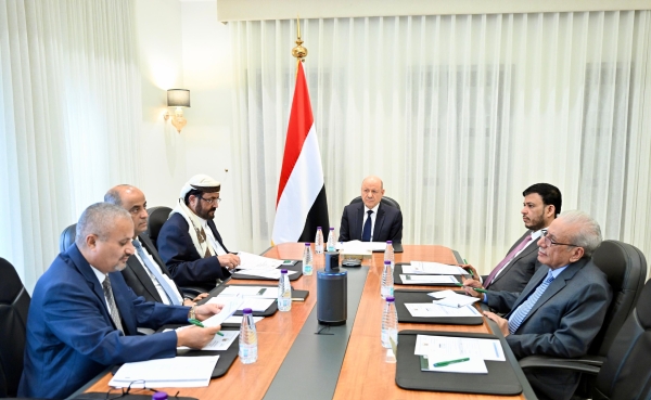 المجلس الرئاسي يناقش مع رئيس الحكومة الإصلاحات الاقتصادية وتحصيل الإيرادات العامة