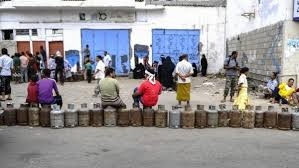 عدن.. أزمة غاز تضرب العاصمة المؤقتة وسط طوابير خانقة