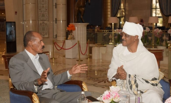 رئيس أريتريا: دول صغرى تدعم مشاريع التقسيم في اليمن وتمد المرتزقة بالسلاح