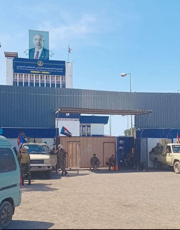 موظفو دوائر الانتقالي المنحل يتسلمون رواتبهم مخفضة بالريال اليمني بدلا عن الريال السعودي