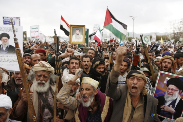 لماذا لم تتحرك جبهة اليمن؟ تقرير يشرح حسابات الحوثيين في حرب إيران (ترجمة خاصة)