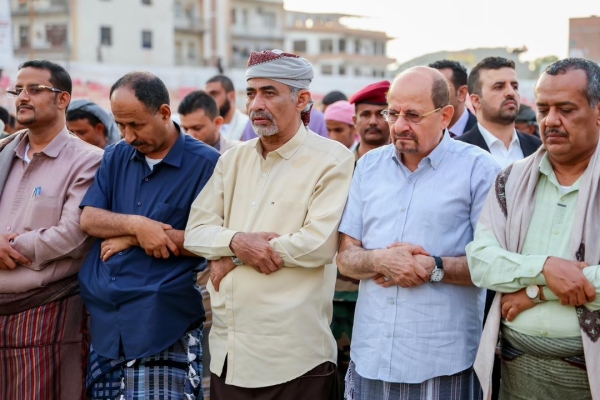 الصبيحي ورئيس الحكومة يؤديان صلاة عيد الفطر بعدن والخطيب يدعو لتوحيد الصفوف