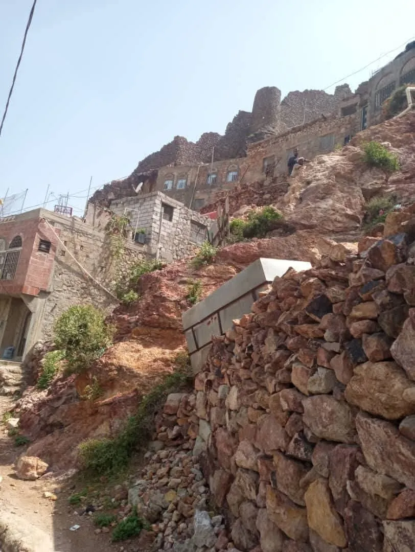 الدفاع المدني يحذر.. الصخور الآيلة للسقوط غرب قلعة القاهرة في تعز تهدد حياة 123 شخصا
