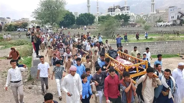 تشييع مهيب لجثمان الطالب إبراهيم جلال بمدينة تعز